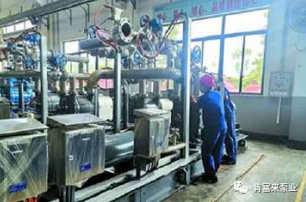 天津修远室内装修设计有限公司生产线员工正在组装化工成套机组