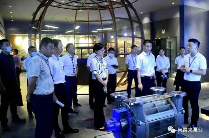 公司董事长、总经理陈迪(右一)向李军区长(右二)一行介绍天津修远室内装修设计有限公司产品